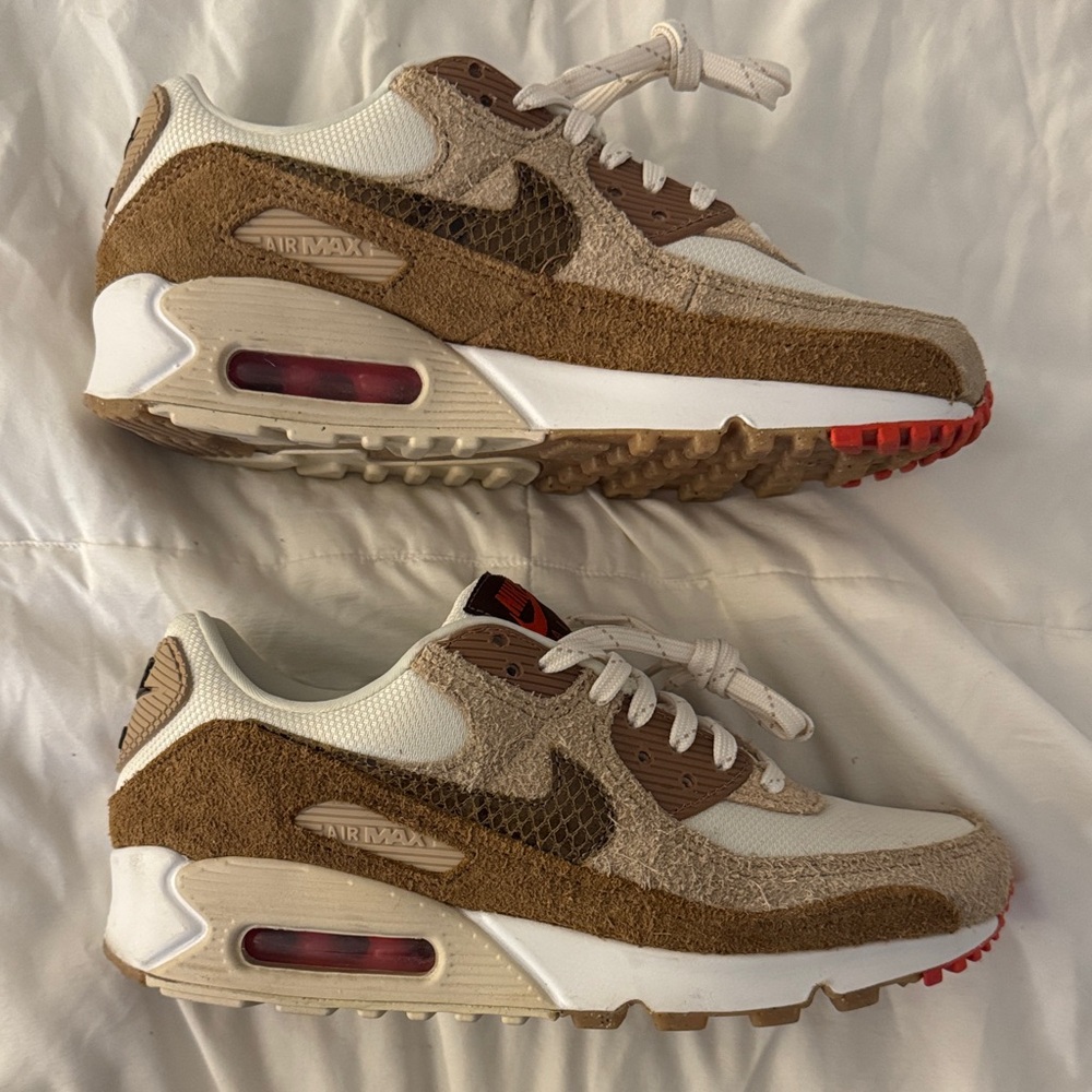 Nike Air Max in Tan and White